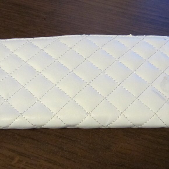 Hello Kitty Quilted Embroidery Bifold Wallet - Picture 2 of 5